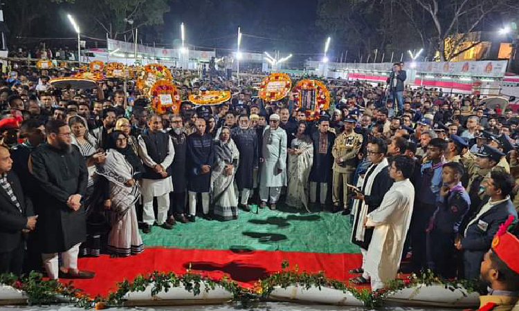 সাতক্ষীরা কেন্দ্রীয় শহিদ মিনারে সর্বস্তরের মানুষের বিনম্র শ্রদ্ধা