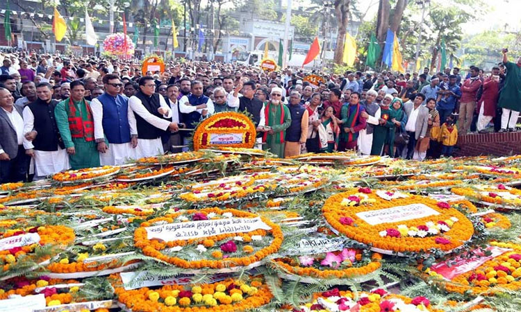 ভাষা শহীদদের শ্রদ্ধা জানাতে শহীদ মিনারে মানুষের ঢল