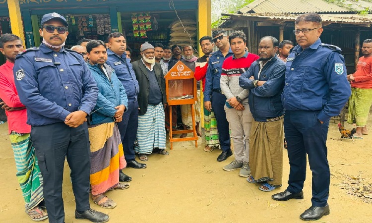 ভাষার মাসে কুড়িগ্রামের প্রত্যন্ত এলাকার মানুষ পেল 'লিটল ফ্রি লাইব্রেরি'