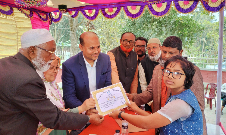 দৌলতপুরে ৫ম শ্রেণির শিক্ষার্থীদের মাঝে বৃত্তি ও সনদ প্রদান