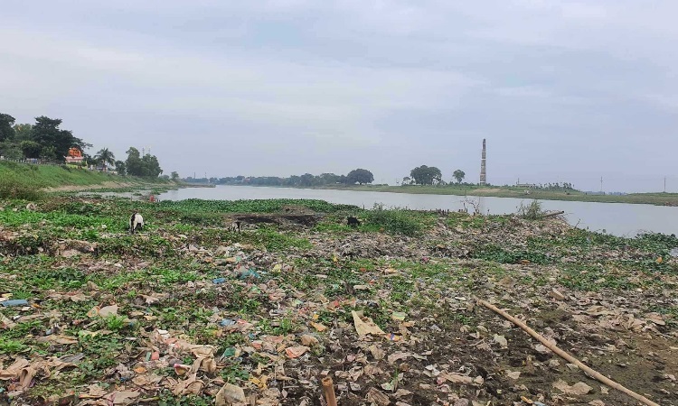 এককালের খরস্রোতা তিতাস এখন শীর্ণ খাল