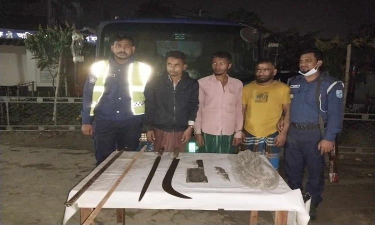 সাভারে দেশীয় অস্ত্রসহ তিন ডাকাত গ্রেফতার