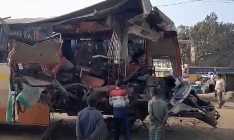 নরসিংদীতে বাস-কাভার্ডভ্যানের মুখোমুখি সংঘর্ষে নিহত ২, আহত ৮