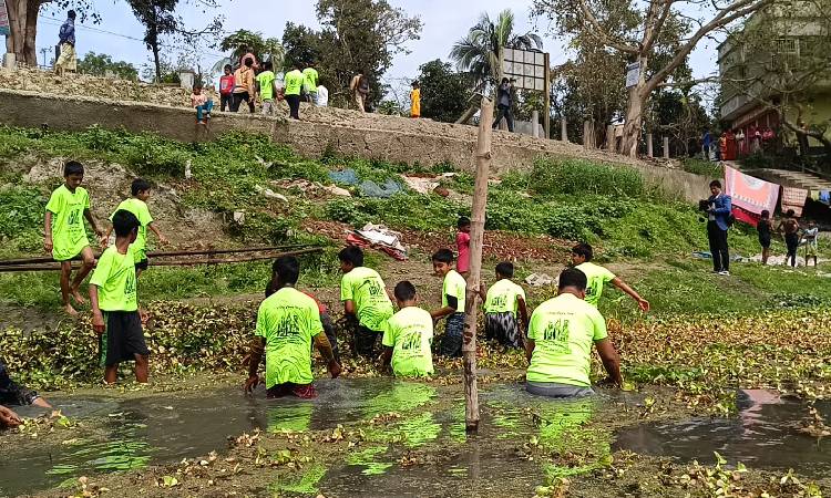 সাঁথিয়ায় স্বেচ্ছাশ্রমে নদীর কচুরিপানা অপসারণ