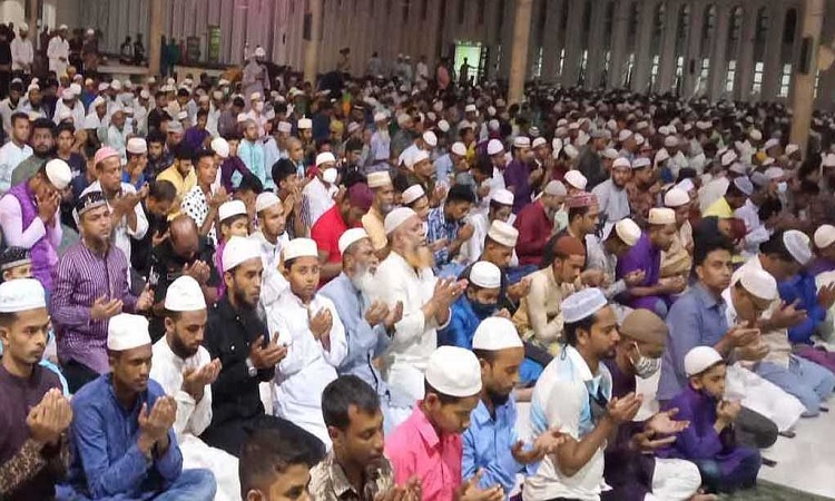 শবে বরাতের রাতে মসজিদে মসজিদে মুসল্লিদের প্রার্থনা