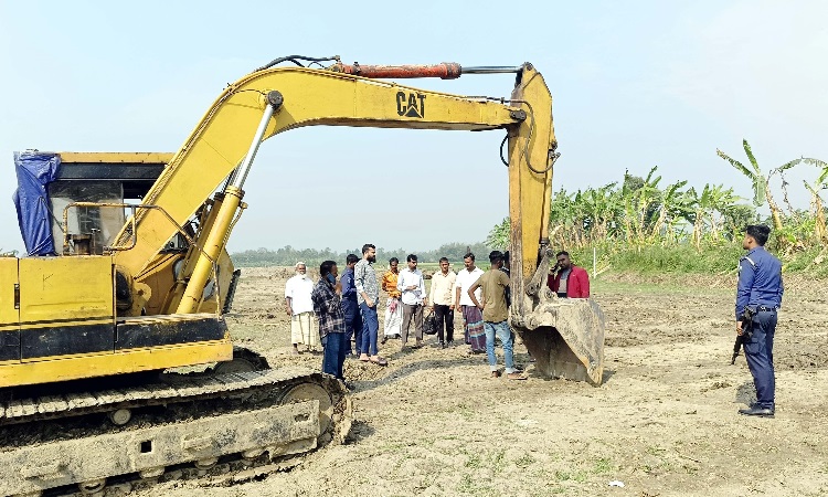 ফসলি জমিতে পুকুর খননের দায়ে জরিমানা ও ভেকু জব্দ