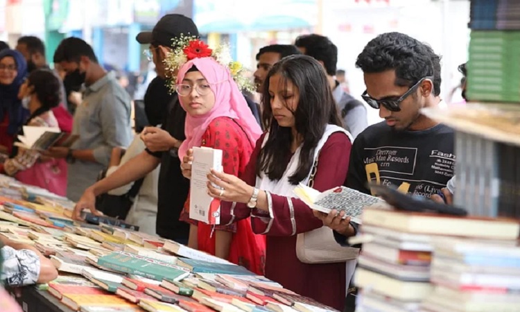 বইমেলায় শেষ সময়ে জনসমাগম ও বিক্রি দুটোই বাড়ছে