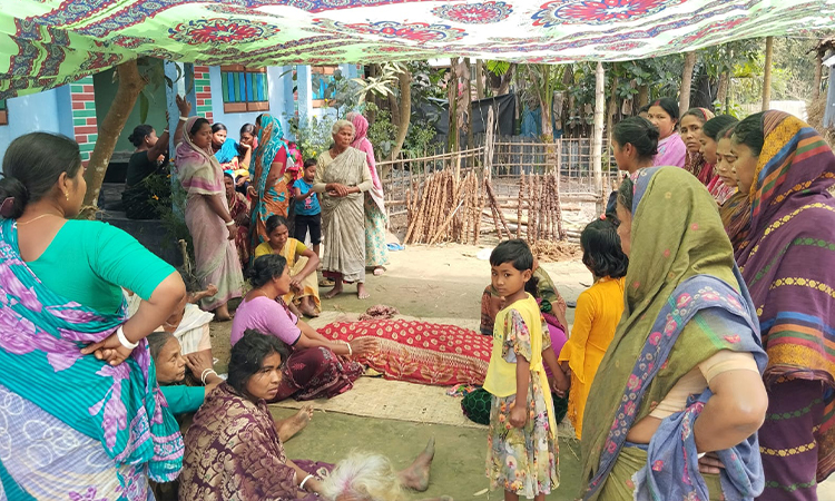 মোবাইল ফোনে কথা বলা অবস্থায় ট্রেনের ধাক্কায় প্রাণ গেল নারীর