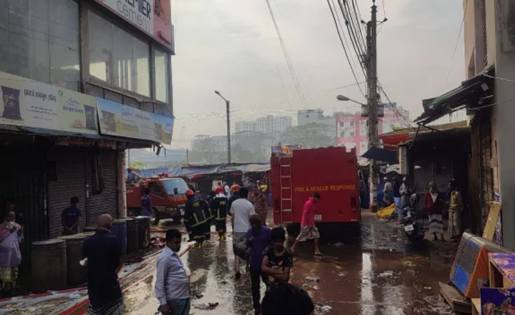 এক ঘন্টার চেষ্টায় টঙ্গীর মার্কেটের আগুন নিয়ন্ত্রণে