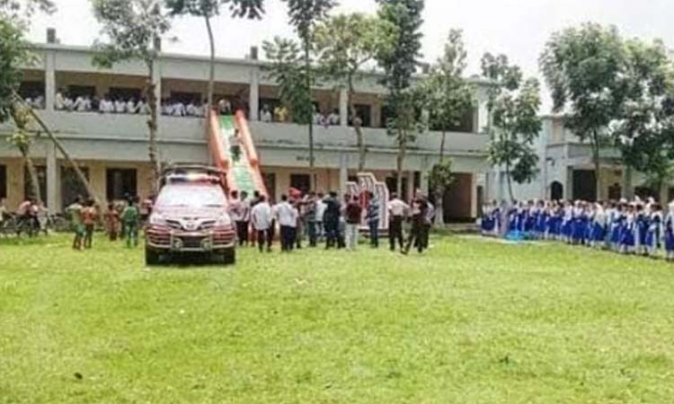 হিজাব না পরায় ৯ ছাত্রীর চুল কাটার ঘটনায় শিক্ষিকা বরখাস্ত