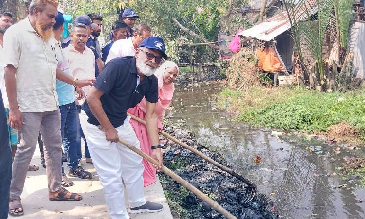 দখল-দূষণে অস্তিত্ব সংকটে ঠাকুরানী খাল, পরিচ্ছন্ন অভিযানে পৌর মেয়র