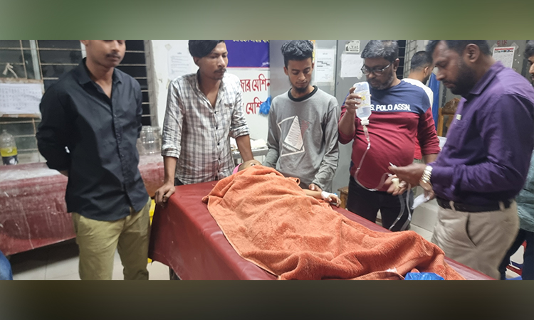 নোয়াখালীতে খতনার সময় শিশুর লিঙ্গ কেটে মাটিতে ফেললেন হাজাম