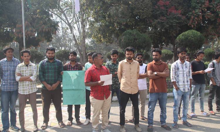 ইবি শিক্ষার্থীদের ফি নিয়ে ছলচাতুরী, শিক্ষার্থীদের প্রতিবাদ