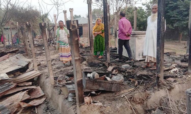 দৌলতপুরে অগ্নিকাণ্ডে ৩টি বাড়ি পুড়ে ছাই