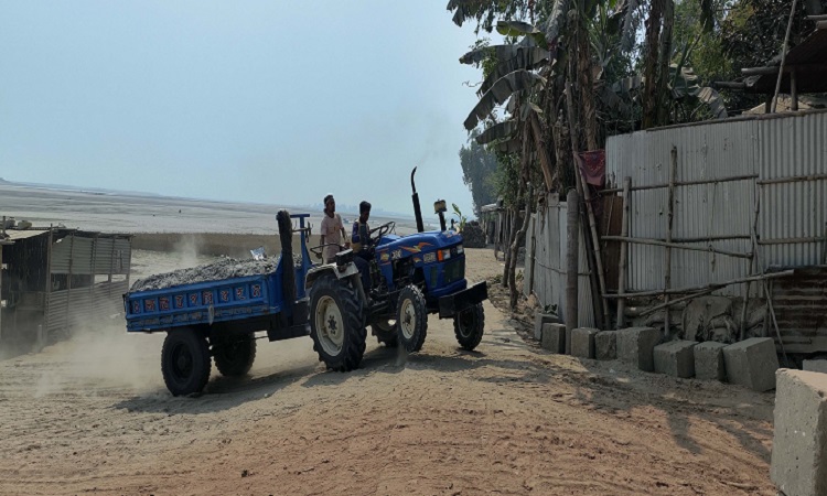 চিলমারীতে চলছে রমরমা বালুর ব্যবসা,  হুমকির মুখে ডানতীর রক্ষা প্রকল্প