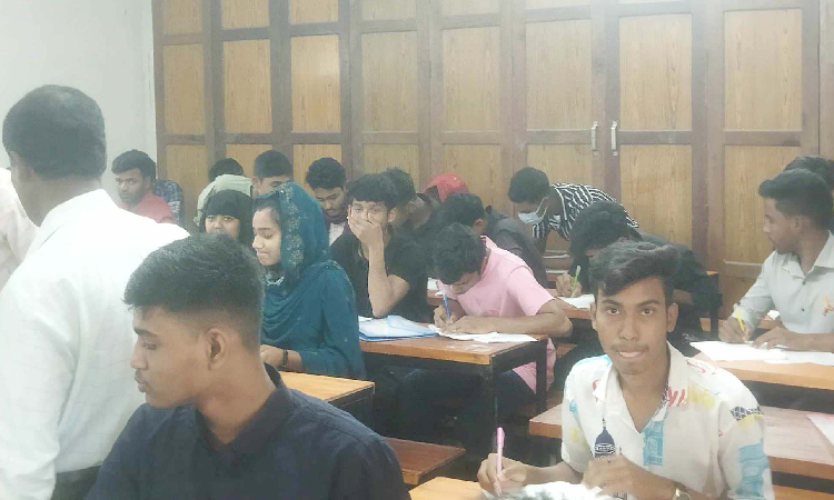 দৌলতপুরের ফিলিপনগর কেন্দ্রে নকল করে পরীক্ষা