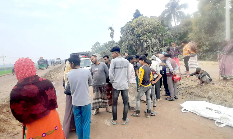 বাবার মোটরসাইকেল থেকে পড়ে ট্রাকের চাকায় পিষ্ট শিক্ষার্থী