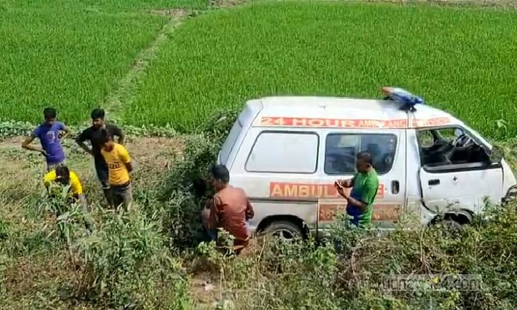 খাদে পড়া অ্যাম্বুলেন্স থেকে ৩৩ কেজি গাঁজা ও ৩৬০ বোতল ফেনসিডিল উদ্ধার