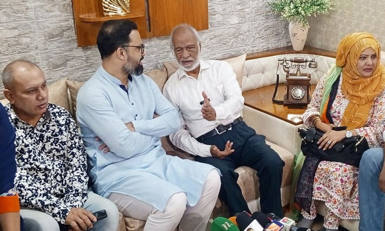 বিএনপি বিদেশিদের সঙ্গে কথা বললে অপরাধ কী, প্রশ্ন মঈন খানের