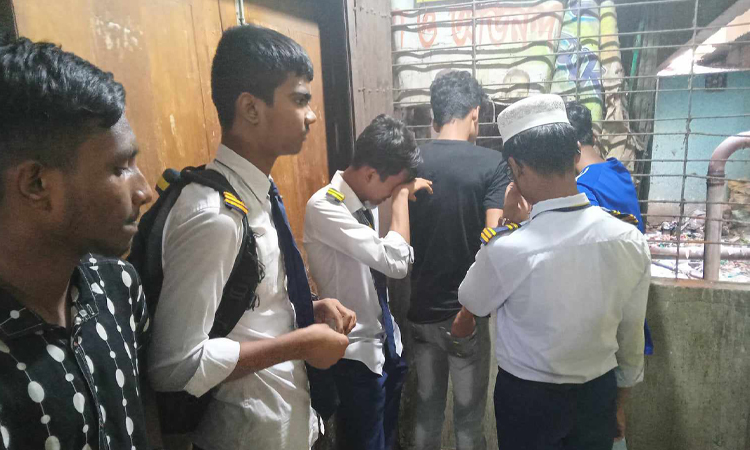 পতাকা টানাতে গিয়ে বিদ্যুৎস্পৃষ্টে স্কুল ছাত্রের মৃত্যু