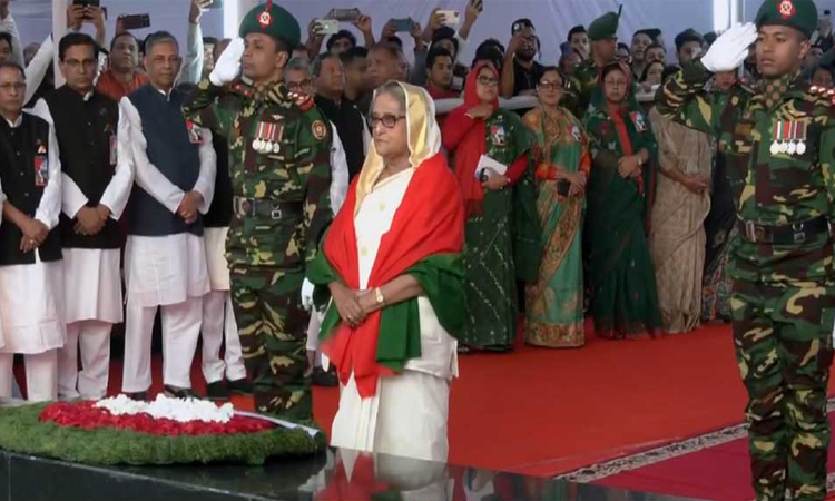 ঐতিহাসিক ৭ মার্চ উপলক্ষ্যে বঙ্গবন্ধুর প্রতিকৃতিতে প্রধানমন্ত্রীর শ্রদ্ধা