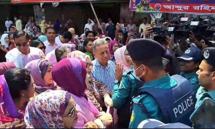 পুলিশি ‘বাধায়’ পণ্ড মহিলা দলের নারী দিবসের র‌্যালি