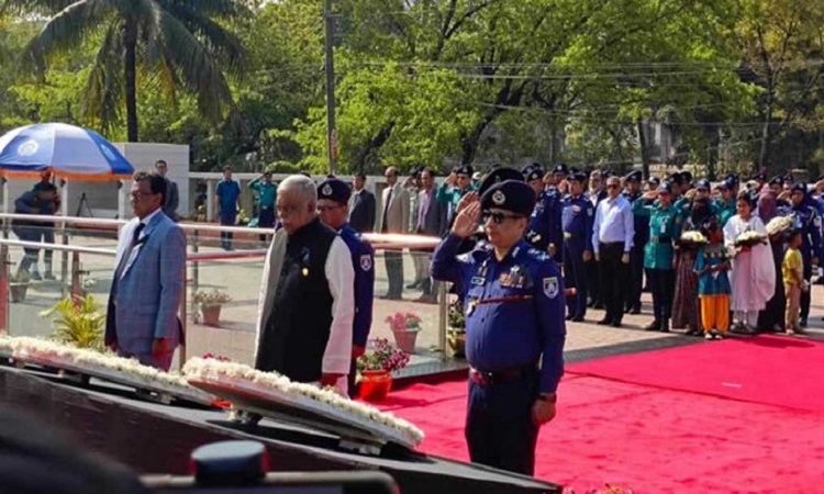 পুলিশ মেমোরিয়ালের বেদিতে স্বরাষ্ট্রমন্ত্রী ও আইজিপির শ্রদ্ধা