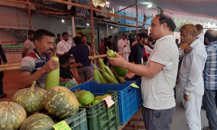 রাজধানীতে সুলভ মূল্যে নিত্যপণ্য বিক্রয় কেন্দ্র খুললেন পাটমন্ত্রী