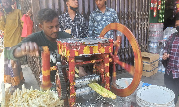 তীব্র গরমে বান্দরবানে বাড়ছে আখের রসের চাহিদা