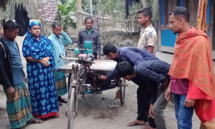 চু‌রির মামলায় মা সাক্ষী দেওয়ায় ছেলের অটোভ্যানে আগুন