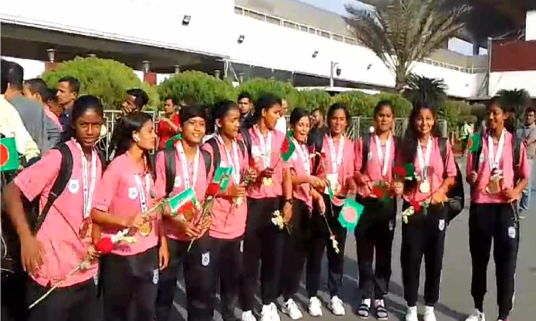 সাফ চ্যাম্পিয়নদের ফুল দিয়ে বরণ করলো বাফুফে