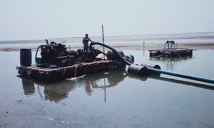 ইসলামপুর চিনাডুলী যমুনা নদীতে অবৈধ বালু উত্তোলনের অভিযোগ