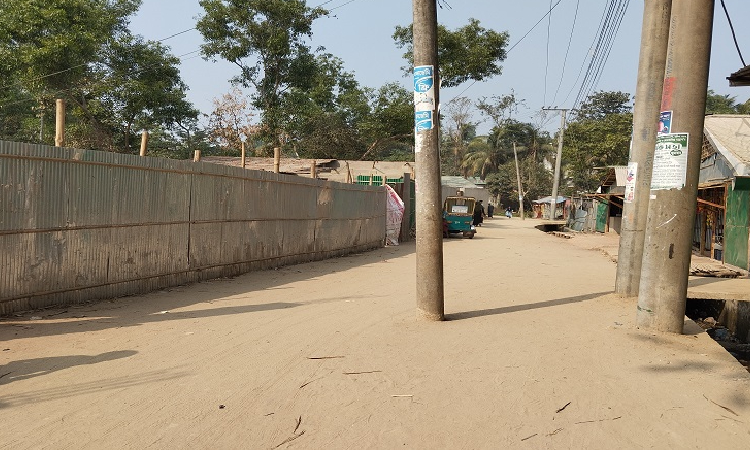 রাস্তার মাঝখানে বিদ্যুতের খুঁটি, জনদুর্ভোগ