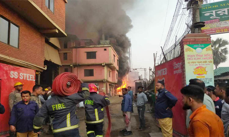 টঙ্গীতে স্টিলমিলে ১১ কেভি ট্রান্সফরমারের আগুন নিয়ন্ত্রণে