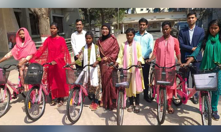 গোবিন্দগঞ্জে শিক্ষার্থীদের মাঝে বাইসাইকেল বিতরণ