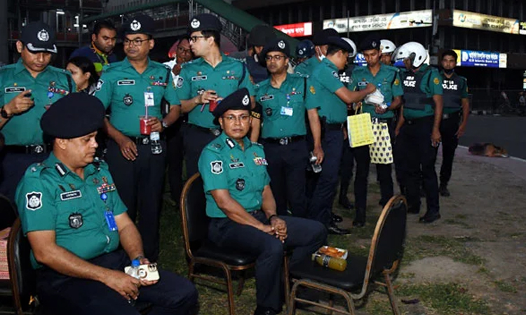 যানজট নিয়ন্ত্রণ করতে গিয়ে রাস্তায় ইফতার করলেন ডিএমপি কমিশনার