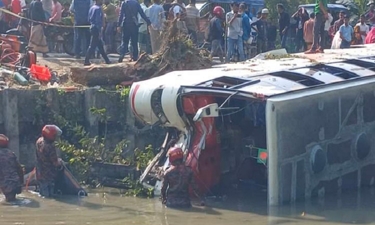 বরিশালে পৃথক সড়ক দুর্ঘটনায় নিহত ৪