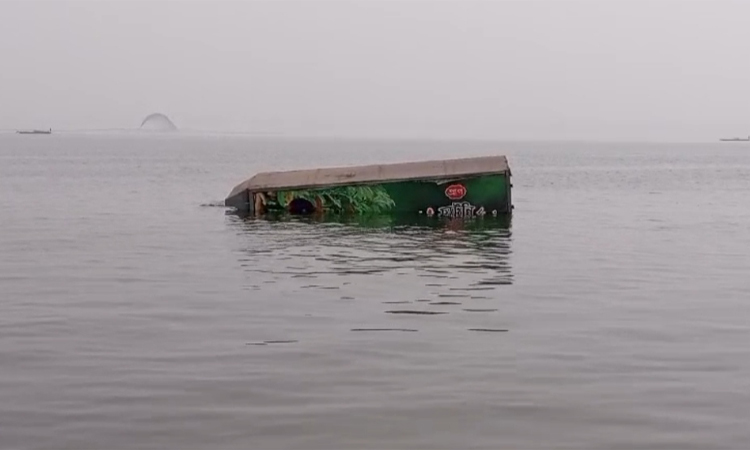দৌলতদিয়ায় ফেরি থেকে নামতে গিয়ে পদ্মায় পড়ল ট্রাক