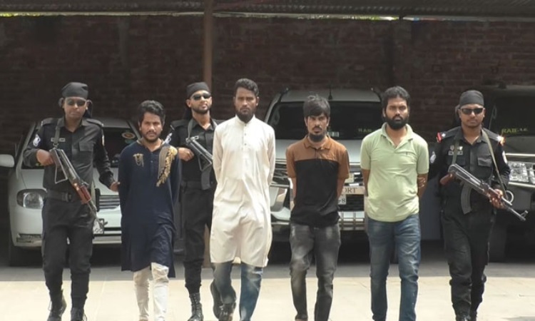 রোহিঙ্গা ক্যাম্পে অভিযান আরসার বাংলাদেশ শাখার প্রধানসহ আটক ৪