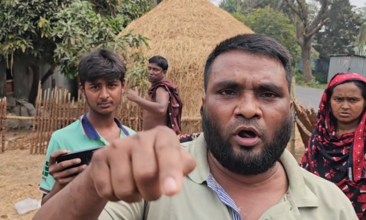 সাঁথিয়ায় সংবাদ সংগ্রহে বাধা, সাংবাদিকদের ক্যামেরা ও বুম ভাঙচুর