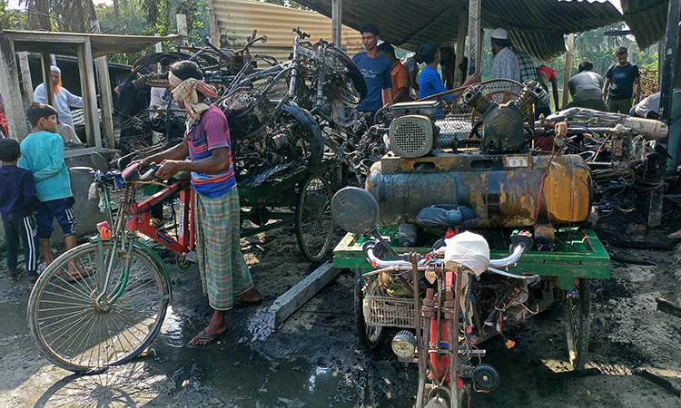 কালিহাতীতে আগুন লেগে ৪টি দোকান পুড়ে ছাই