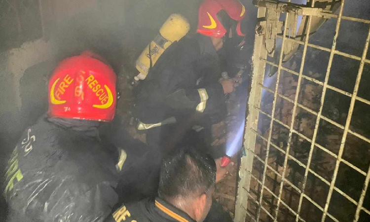 পাটুয়াটুলিতে প্রেসে আগুন, নিয়ন্ত্রণে ফায়ার সার্ভিসের ৬ ইউনিট