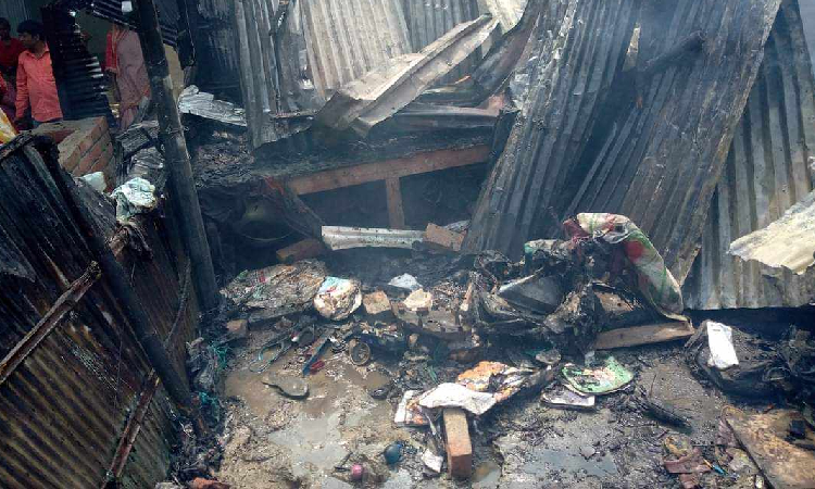 ৯৯৯ নাম্বারে কল করেও মেলেনি ফায়ার সার্ভিস, আগুনে পুড়লো বসতভিটা