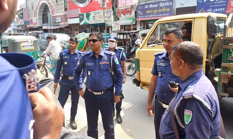 শ্রীমঙ্গলে অবৈধ পার্কিং মুক্ত করতে অ্যাকশনে নেমেছে পুলিশ