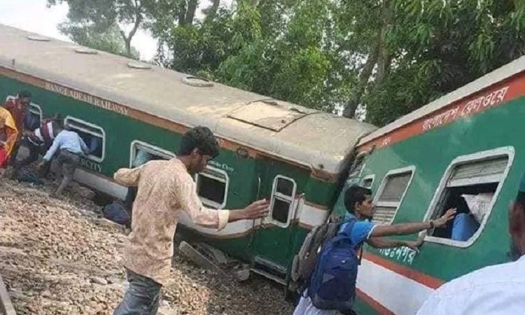 কুমিল্লায় বিজয় এক্সপ্রেসের ৯ বগি লাইনচ্যুত