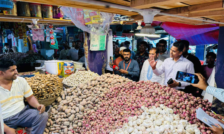 আশুলিয়ায় বাজার নিয়ন্ত্রণে ভ্রাম্যমাণ আদালতের অভিযান