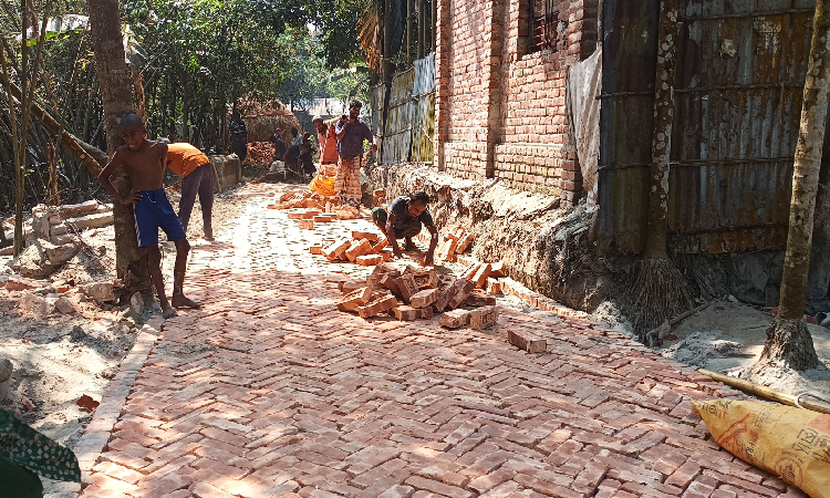 চিলমারীতে মাটির রাস্তা টেকসই করতে হেরিং বোন বন্ডের মাধ্যমে কাজ শুরু