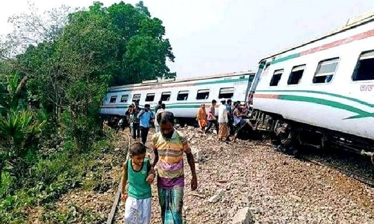 চট্টগ্রাম রেলপথে দুটি লাইন সচল করতে অন্তত ৩ দিন লাগবে: রেলপথ সচিব