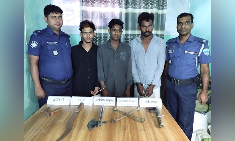নোয়াখালীতে অস্ত্রসহ তিন ডাকাত গ্রেফতার