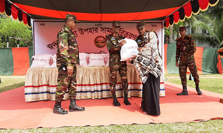 খাগড়াছড়িতে সেনাবাহিনীর ঈদ শুভেচ্ছা উপহার বিতরণ